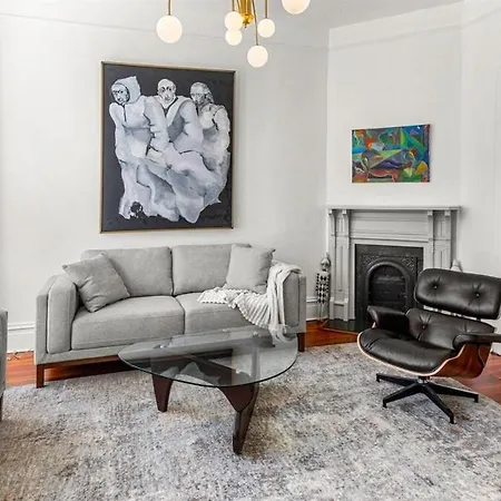 Romantic Victorian Retreat Near Forsyth Park